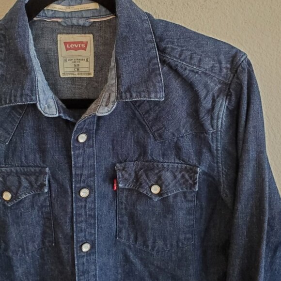 Levi's Classic Western Slim Fit Button Up Shirt - Picture 2 of 10